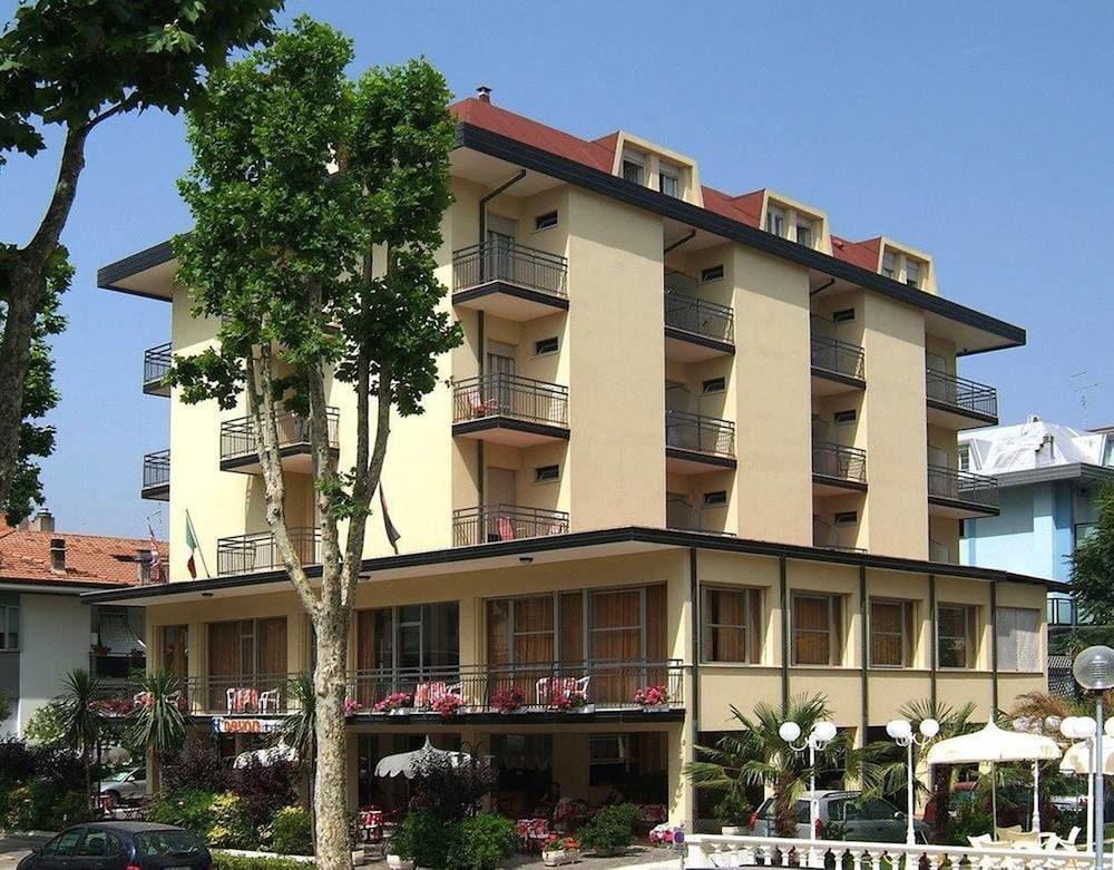 Hotel Devon Rooms & Breakfast チェゼナーティコ エクステリア 写真