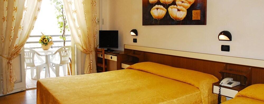 Hotel Devon Rooms & Breakfast チェゼナーティコ エクステリア 写真