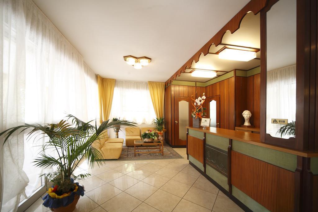 Hotel Devon Rooms & Breakfast チェゼナーティコ エクステリア 写真