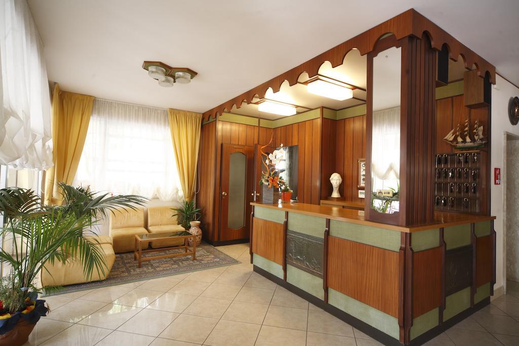 Hotel Devon Rooms & Breakfast チェゼナーティコ エクステリア 写真