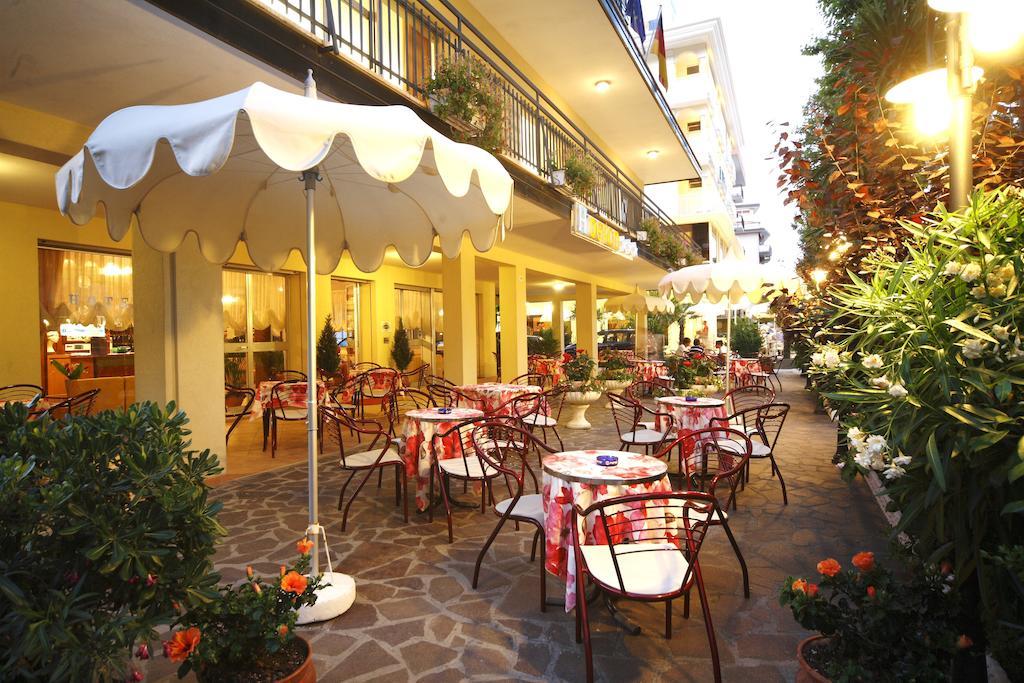 Hotel Devon Rooms & Breakfast チェゼナーティコ エクステリア 写真