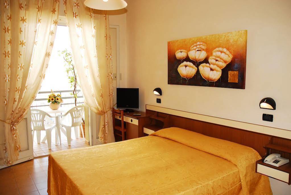 Hotel Devon Rooms & Breakfast チェゼナーティコ エクステリア 写真