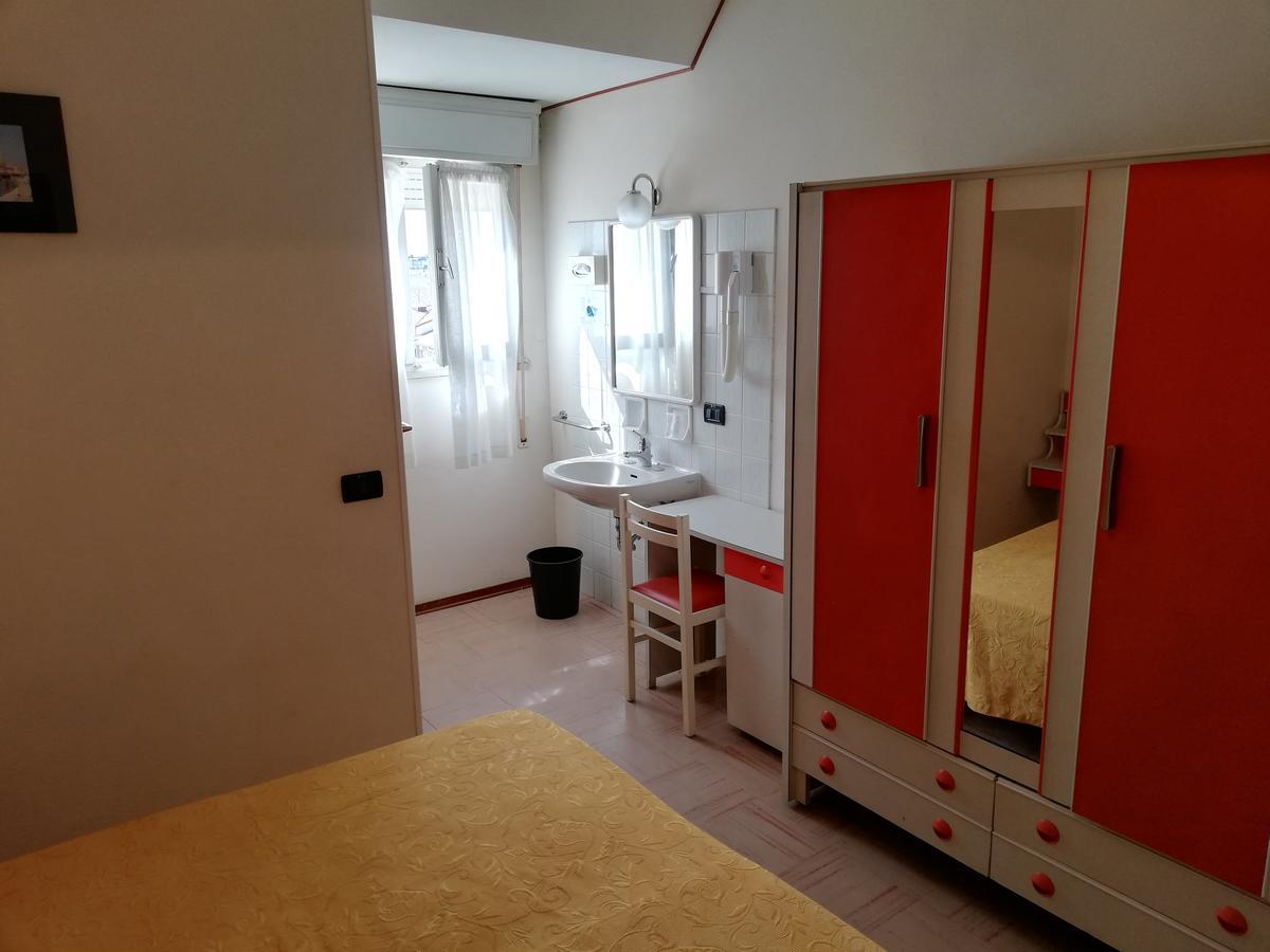 Hotel Devon Rooms & Breakfast チェゼナーティコ エクステリア 写真