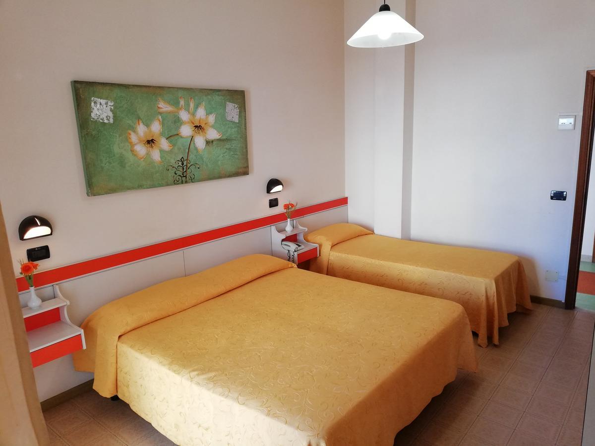 Hotel Devon Rooms & Breakfast チェゼナーティコ エクステリア 写真