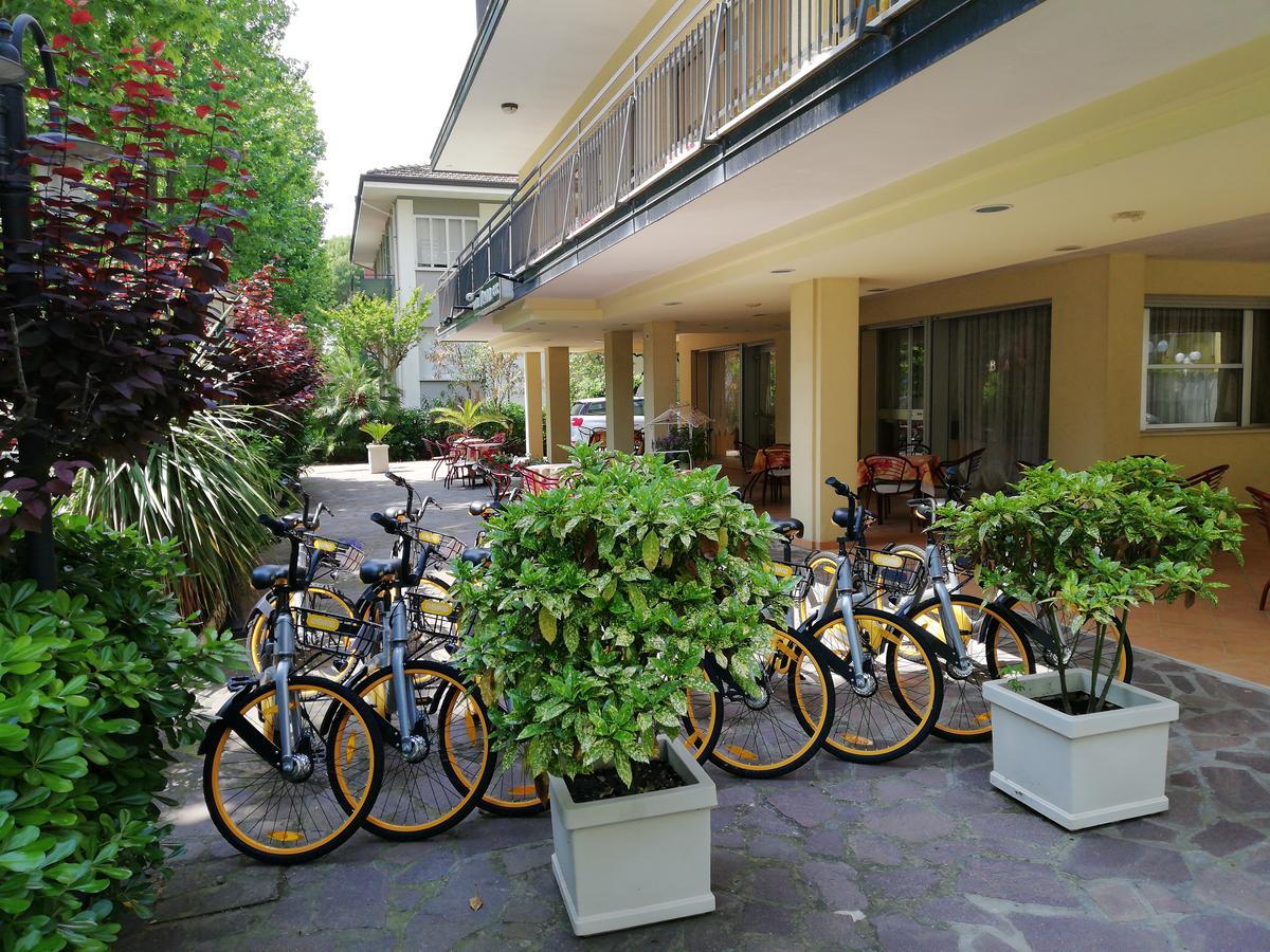 Hotel Devon Rooms & Breakfast チェゼナーティコ エクステリア 写真